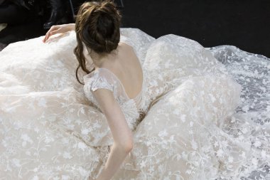 Model poz içinde the Backstage at si Sposaitalia 2019