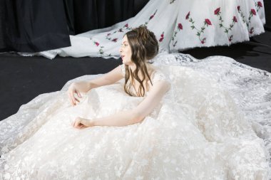 Model poz içinde the Backstage at si Sposaitalia 2019