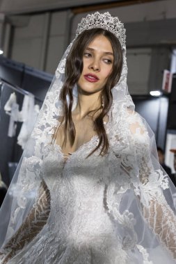 Model poz içinde the Backstage at si Sposaitalia 2019
