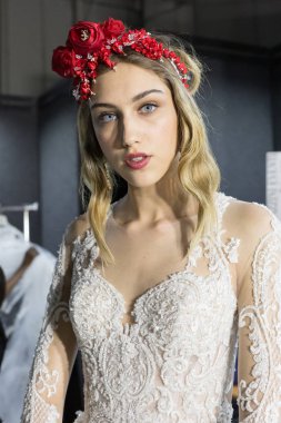 Model poz içinde the Backstage at si Sposaitalia 2019