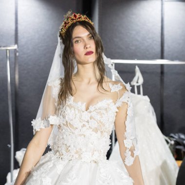 Model poz içinde the Backstage at si Sposaitalia 2019