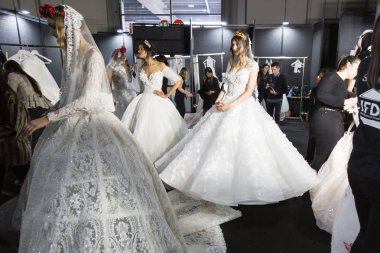 Modeller poz Backstage at si Sposaitalia 2019