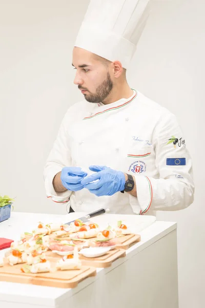 Cook working at Tuttofood 2019 in Milan, Italy — Stock Photo, Image