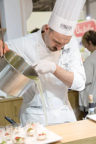 Cook werken bij TuttoFood 2019 in Milaan, Italië — Stockfoto