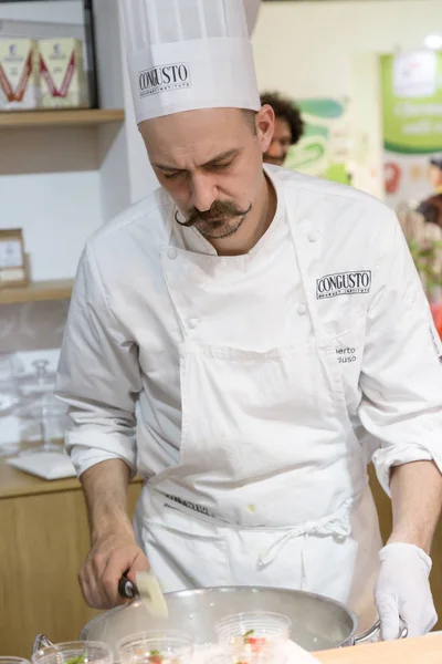 Cook working at Tuttofood 2019 in Milan, Italy — Stock Photo, Image