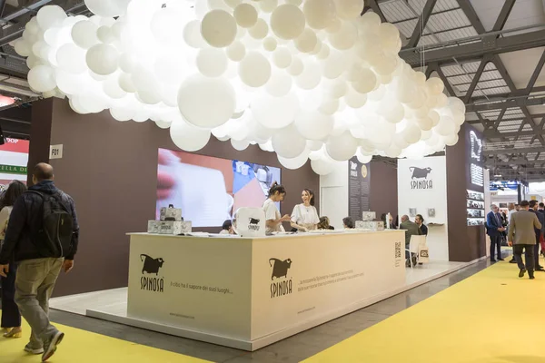 Persone in visita a Tuttofood 2019 a Milano — Foto Stock