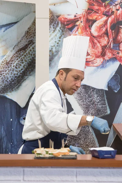 Cook working at Tuttofood 2019 in Milan, Italy — Stock Photo, Image