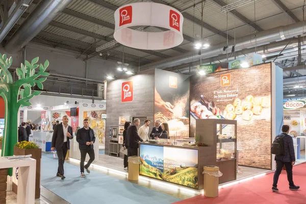 Persone in visita a Tuttofood 2019 a Milano — Foto Stock