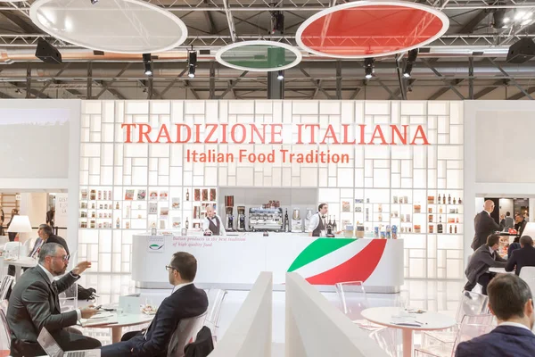 Personas que visitan Tuttofood 2019 en Milan, Italia — Foto de Stock