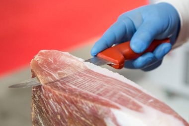 Milano, İtalya'da Tuttofood 2019'da ham jambon dilimleme