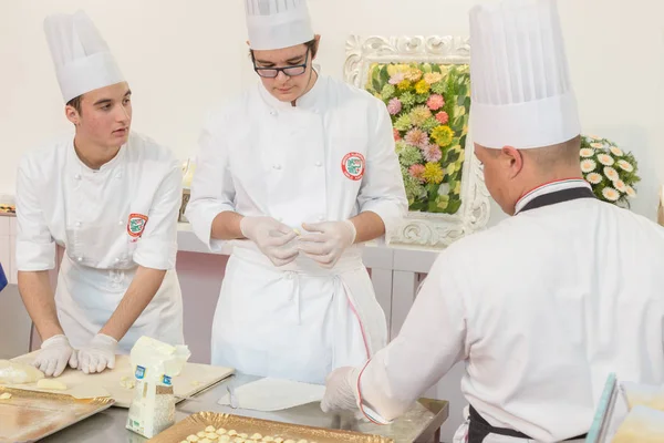 Cook working at Tuttofood 2019 in Milan, Italy — Stock Photo, Image