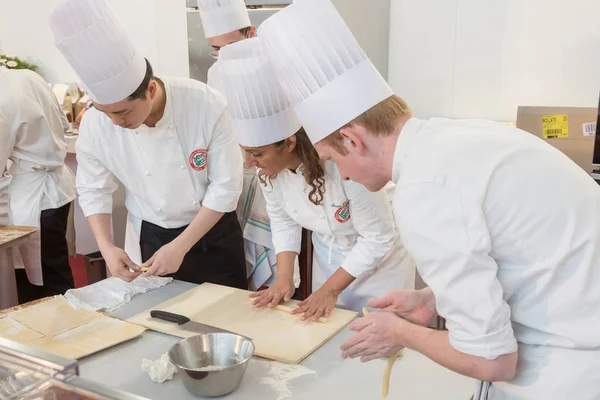 Cook working at Tuttofood 2019 in Milan, Italy — Stock Photo, Image