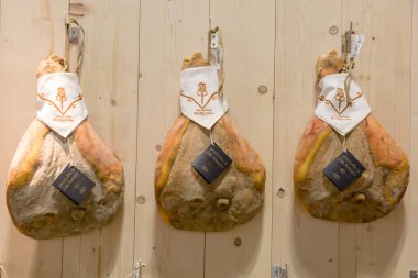 Milano, İtalya'da Tuttofood 2019'da ham jambon