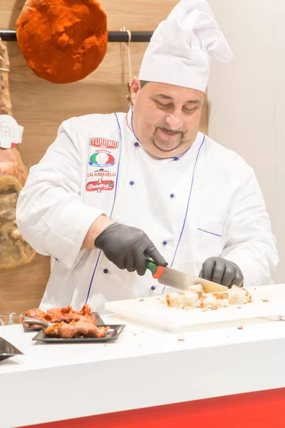 Cook werken bij TuttoFood 2019 in Milaan, Italië — Stockfoto