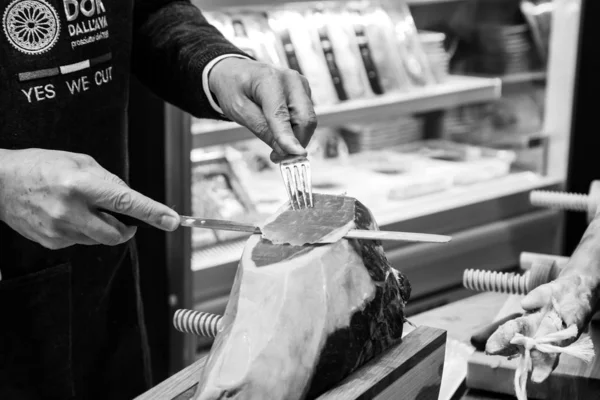 Нарезка сырой ветчины на Tuttofood 2019 в Милане, Италия — стоковое фото