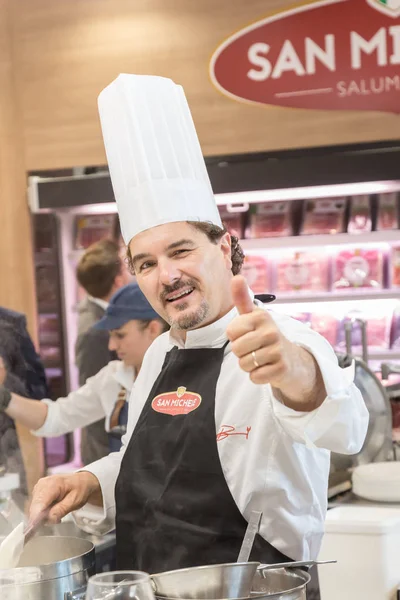 Cook working at Tuttofood 2019 in Milan, Italy — Stock Photo, Image