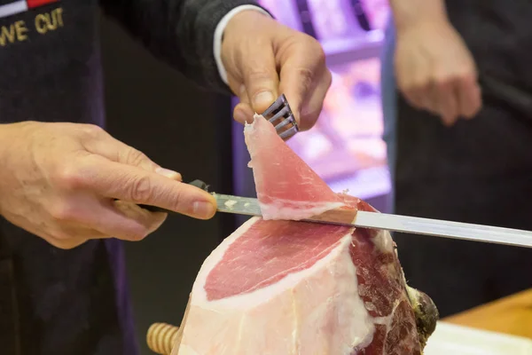 Raw ham slicing at Tuttofood 2019 in Milan, Italy — Stock Photo, Image
