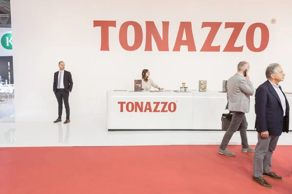 Personas que visitan Tuttofood 2019 en Milan, Italia — Foto de Stock