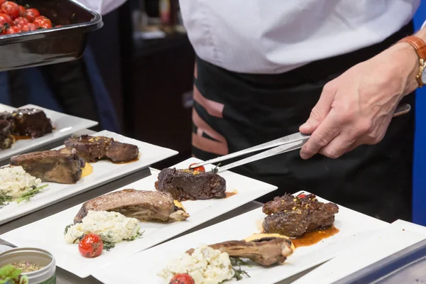 Cook, Milano, İtalya'da Tuttofood 2019'da çalışıyor