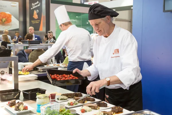 Cook trabaja en Tuttofood 2019 en Milán, Italia —  Fotos de Stock