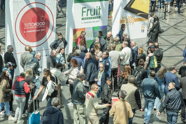 Personer som besöker Tuttofood 2019 i Milano, Italien — Stockfoto
