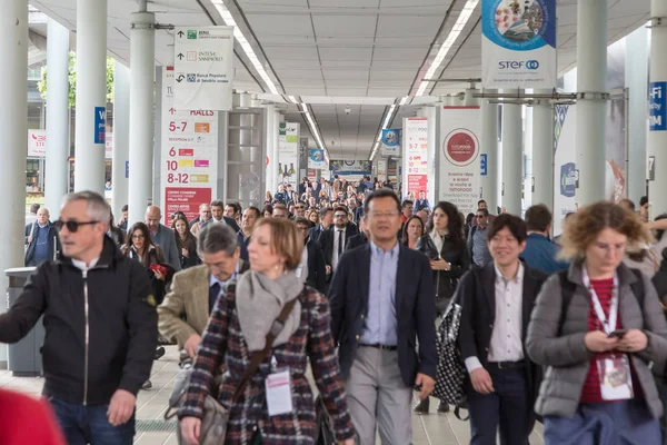 Personas que visitan Tuttofood 2019 en Milan, Italia —  Fotos de Stock