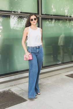Milan erkekler moda haftasında poz moda kadın