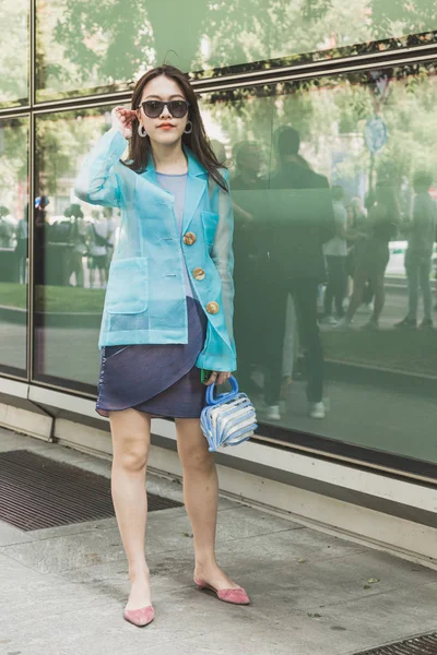 Mujer de moda posando durante Milan Semana de la Moda Masculina — Foto de Stock
