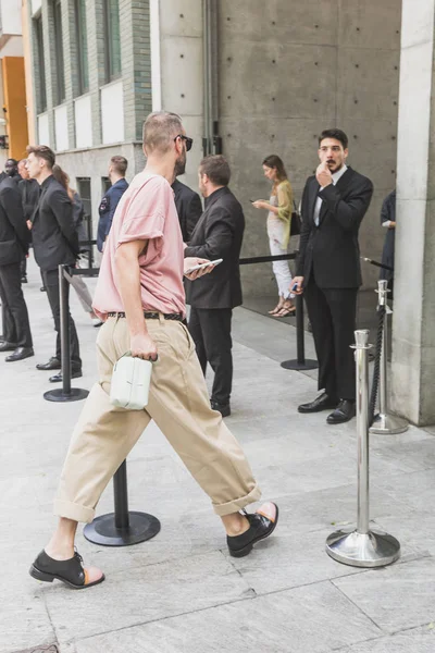 Muodikas mies poseeraa Milanon miesten muotiviikolla — kuvapankkivalokuva