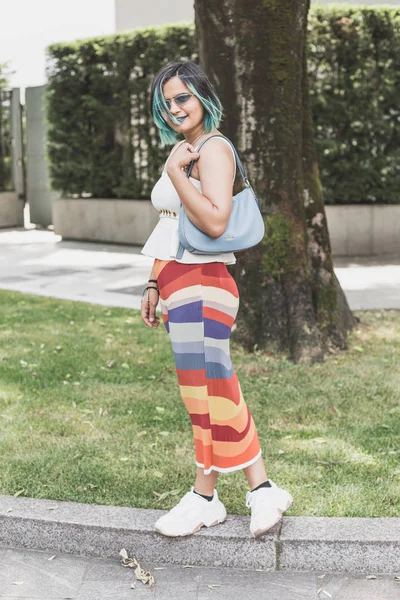 Mujer de moda posando durante Milan Semana de la Moda Masculina — Foto de Stock