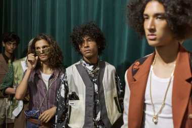 Kulislerde poz veren modeller