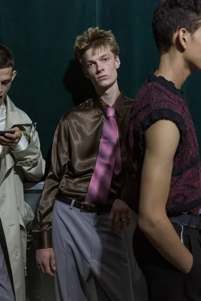 Model posing in the backstage — Stock Photo, Image