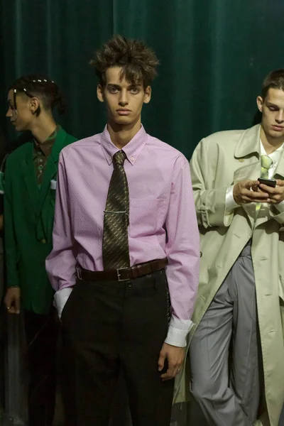 Model posing in the backstage — Stock Photo, Image