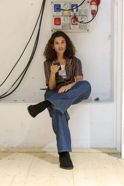 Model posing in the backstage — Stock Photo, Image