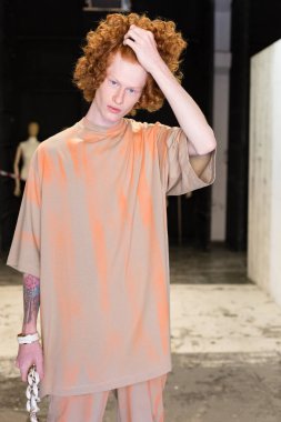 Kulislerde poz veren modeller