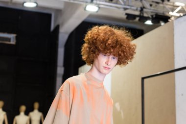 Kulislerde poz veren modeller