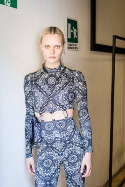 Kulislerde poz veren modeller