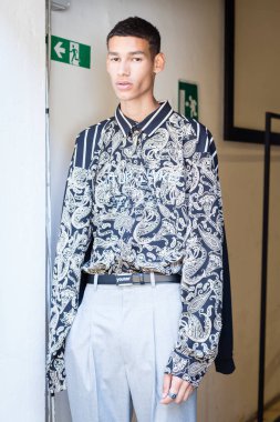 Kulislerde poz veren modeller