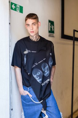 Kulislerde poz veren modeller