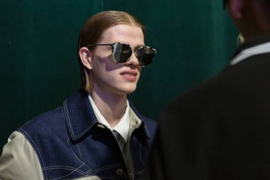 Kulislerde poz veren modeller