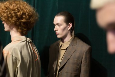 Kulislerde poz veren modeller