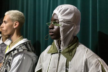 Kulislerde poz veren modeller