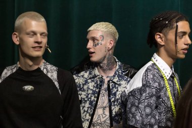 Kulislerde poz veren modeller