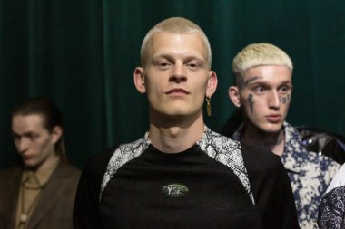 Kulislerde poz veren modeller