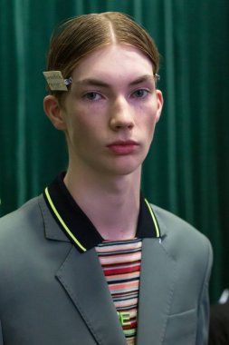 Kulislerde poz veren modeller