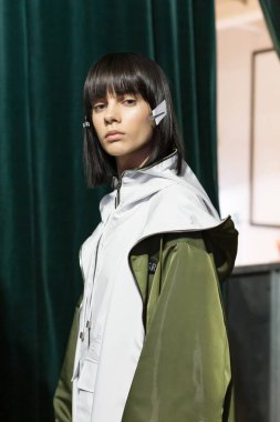 Kulislerde poz veren modeller