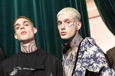 Kulislerde poz veren modeller