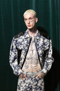 Kulislerde poz veren modeller