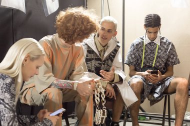 Kulislerde poz veren modeller