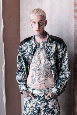 Kulislerde poz veren modeller